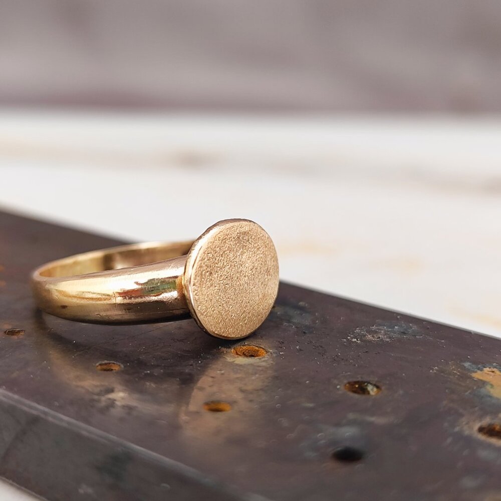 Signet ring. 14k solid yellow gold ring.